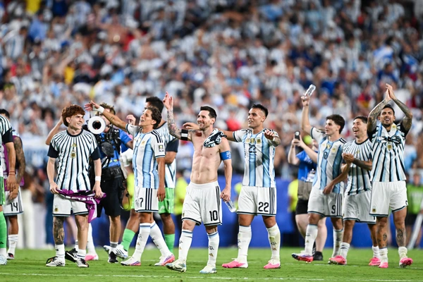 Lionel Messi of Argentina and team mates applaud fans after the 3-1 win during the FIFA Men’s World Cup 2026 quarter-final football match between Argentina and Switzerland at Kansas City Stadium, i...