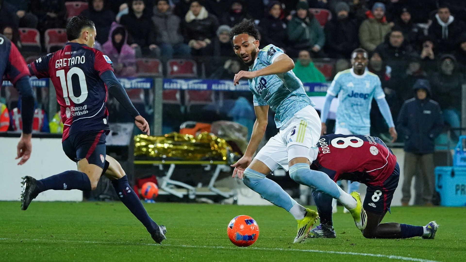 Michel Adopo  8 Cagliari Calcio and Lloyd Kelly Juventus FC participate in the Serie A TIM match between Cagliari Calcio and Juventus FC in Italy, on January 17, 2026