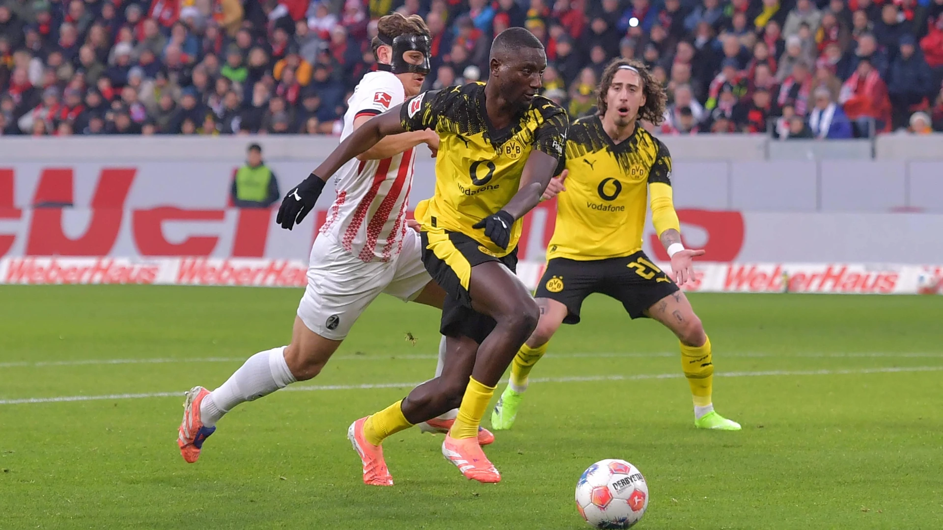 14 12 2025, xblx, Soccer 1 Bundesliga, SC Freiburg Borussia Dortmund v l Maximilian Eggestein SC Freiburg , Serhou Guirassy Borussia Dortmund , Fabio Silva Borussia Dortmund DFL