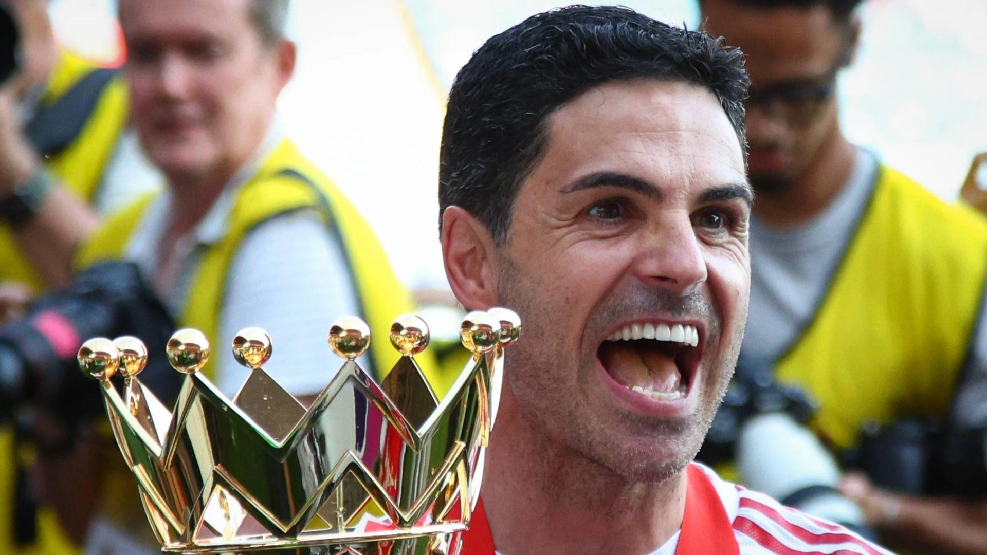 Premier League: Crystal Palace v Arsenal LONDON, UK - 24th May 2026: Arsenal manager Mikel Arteta celebrates with the Premier League trophy after the Premier League match between Crystal Palace FC and Arsenal FC at Selhurst Park London