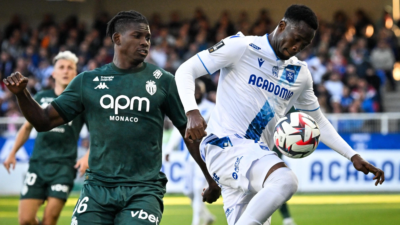 Auxerre's Ivorian defender #20 Sinaly Diomande (R) fights for the ball with Monaco's Swiss forward #36 Breel Embolo during the French L1 football match between AJ Auxerre and AS Monaco on September 14, 2024.
