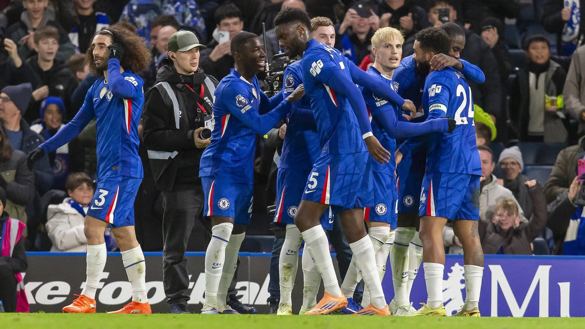 Chelsea v Aston Villa - Premier League Reece James of Chelsea celebrates scoring his team s first goal with teammates during the Premier League match between Chelsea and Aston Villa at Stamford Bridge in London, England, on December 27, 2025.