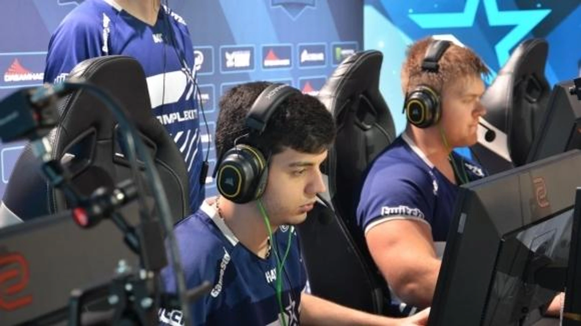 Валентин "poizon" Василев и Complexity Gaming ще се класират за големия финал
