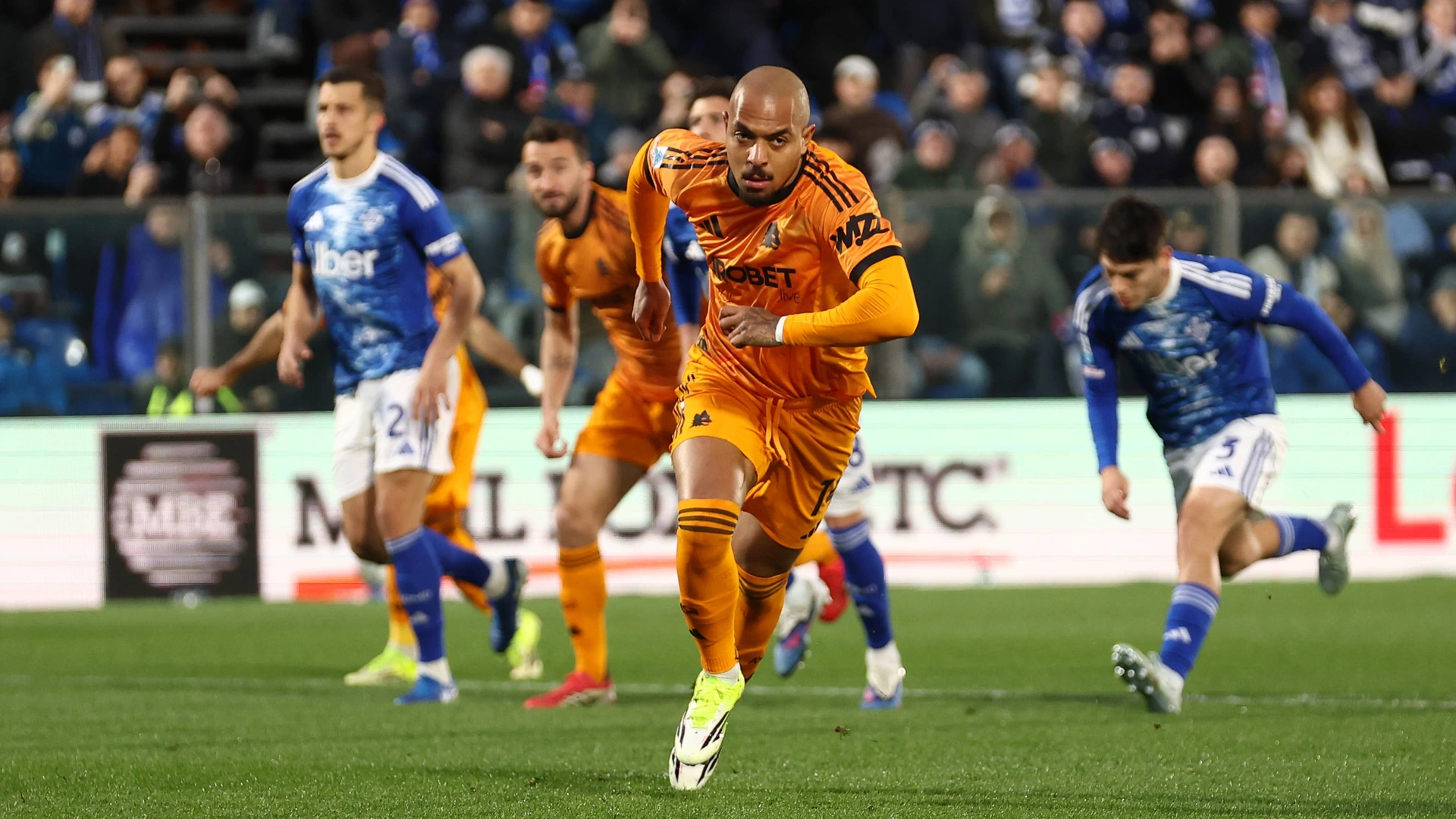 Donyell Malen AS Roma celebrates after scoring his team s first goal, Serie A, Como 1907 v As Roma, Stadio Giuseppe Sinigaglia, March 15, 2026, Como, Italy.