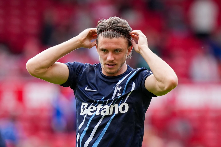 Goalless Spurs face unbeaten Everton side