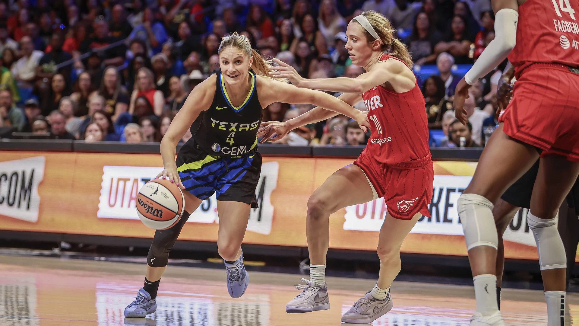 September 1, 2024, Dallas Wings guard JACY SHELDON 4 drives to the basket during a WNBA, Basketball Damen, USA game between the Indiana Fever and Dallas Wing