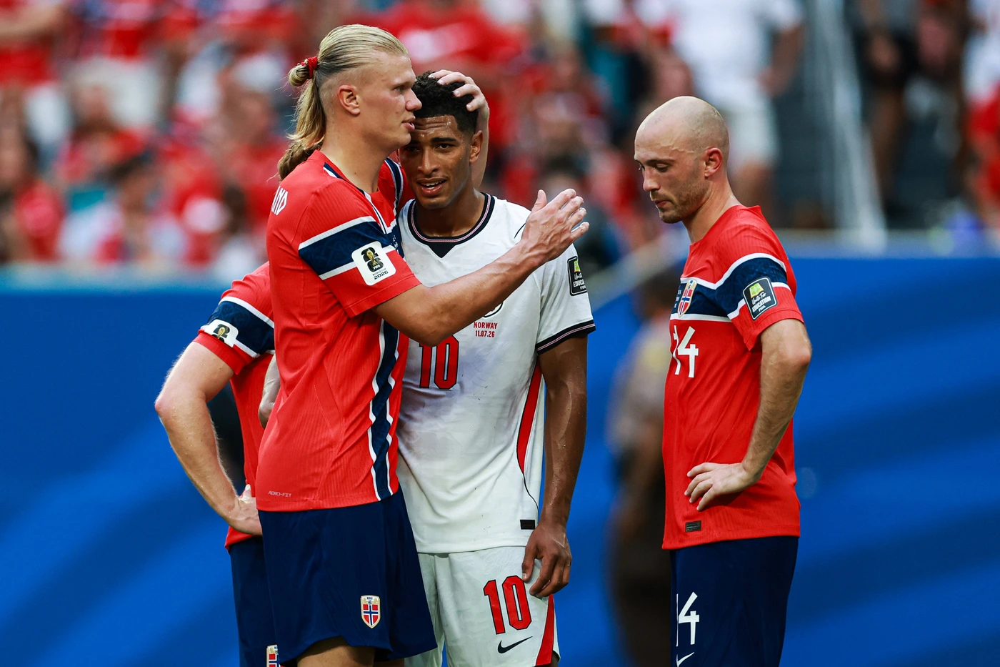 MIAMI GARDENS, FLORIDA - JULY 11: Erling Haaland of Norway hugs Jude Bellingham of England during the FIFA World Cup, WM, Weltmeisterschaft, Fussball 2026 Quarter Final match between Norway and Eng...