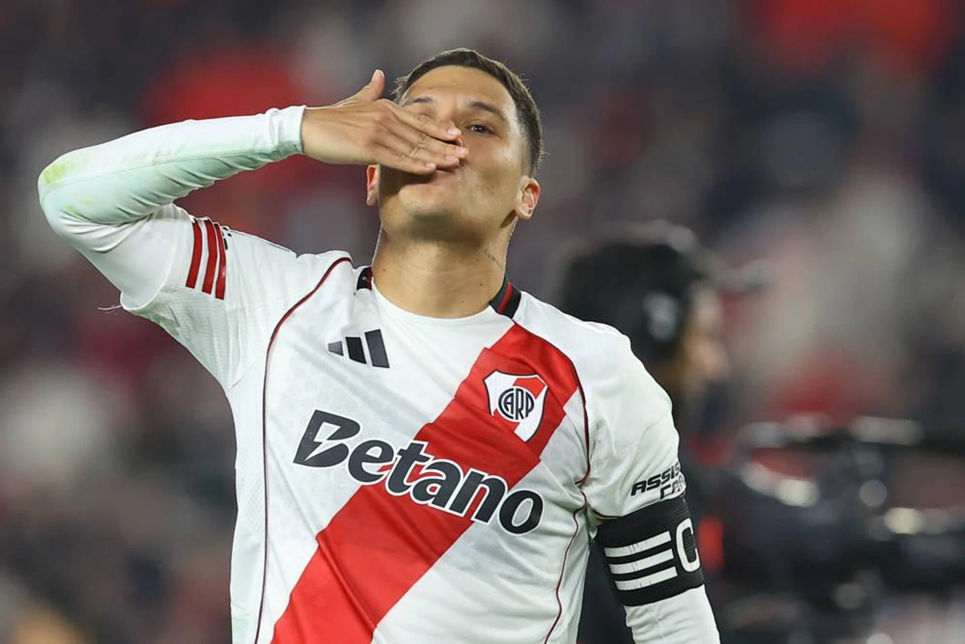 River Plate s Colombian midfielder Juan Fernando Quintero celebrates with supporters at end the round of 16 match of the 2026 Torneo Apertura of the Argentine Professional Football League between River Plate and San Lorenzo at MAS Monumental Stadium in Buenos Aires on May 10, 2026. River Plate won 4-3 in penalty shootout after a 2-2 draw in regulation time and extra time and advanced to the quarterfinals. BUENOS AIRES ARGENTINA *** River Plate s Colombian midfielder Juan Fernando Quintero celebrates with supporters at the end of the round of 16 match of the 2026 Torneo Apertura of the Argentine Professional Football League between River Plate and San Lorenzo at MAS Monumental Stadium in Buenos Aires on May 10, 2026 River Plate won 4 3 in penalty shootout after a 2 2 draw in regulation time and extra time and advanced to the quarterfinals BUENOS AIRES ARGENTINA Copyright: xALEJANDROxPAGNIx