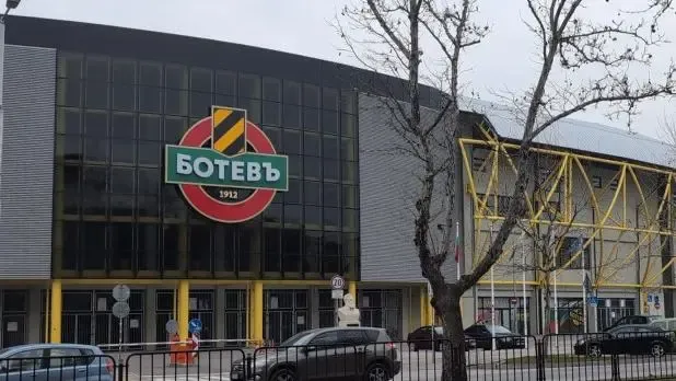 Буря прекрати Ботев (Пловдив) - Локомотив (София) още в началото