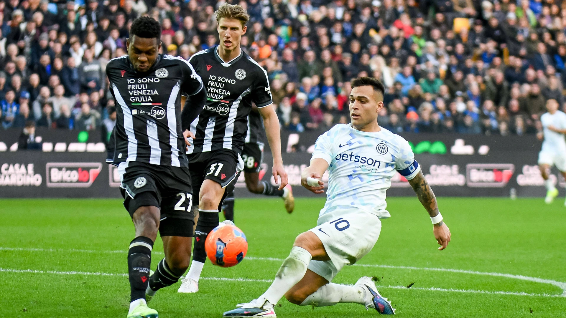 FC Internazionale Inter s Lautaro Martinez in action against Udinese s Christian Kabasele during Udinese Calcio vs Inter - FC Internazionale, Italian soccer Serie A match in Udine, Italy, January 17 2026