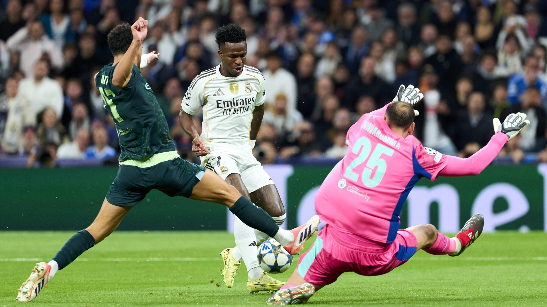 Vinicius Junior of Real Madrid CF battles for the ball with Gianluigi Donnaruma of Manchester City FC during the UEFA CHAMPIONS LEAGUE match between Real Madrid CF and Manchester City FC at Bernabeu stadium on December 10, 2025.