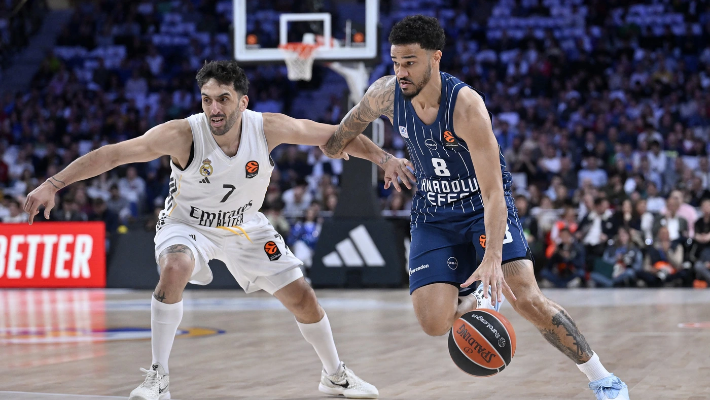Nick Weiler-Babb (R) of Anadolu Efes competes against Facundo Campazzo (L) of Real Madrid during the EuroLeague Week 34 match at Movistar Arena in Madrid, Spain, on March 26, 2026