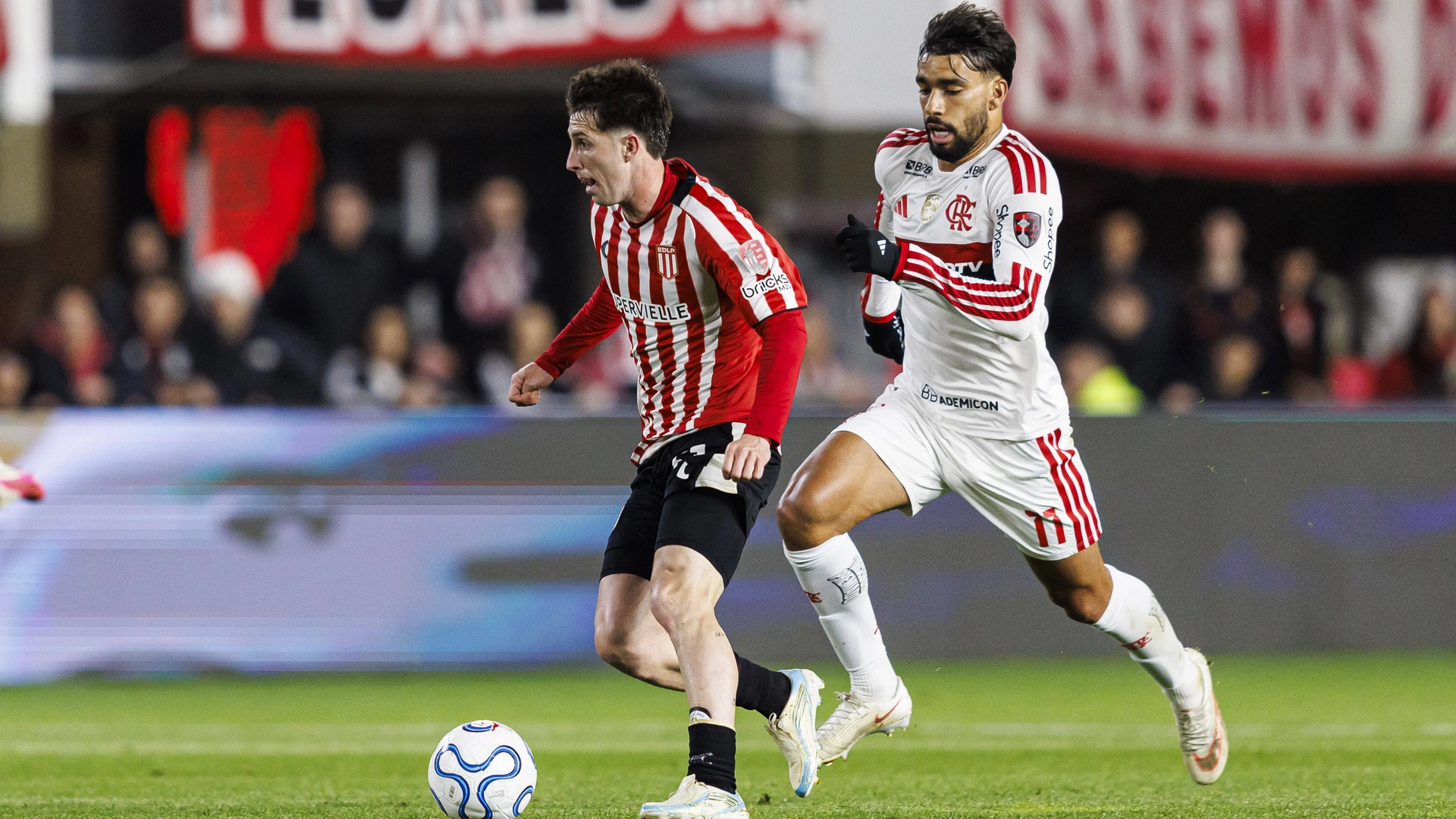 Baltasar Rodriguez of Estudiantes de La Plata L plays against Lucas Paqueta of Flamengo R during the Copa CONMEBOL Libertadores semi-final match between Estudiantes and Flamengo at Jorge Luis Hirschi Stadium on October 15, 2026