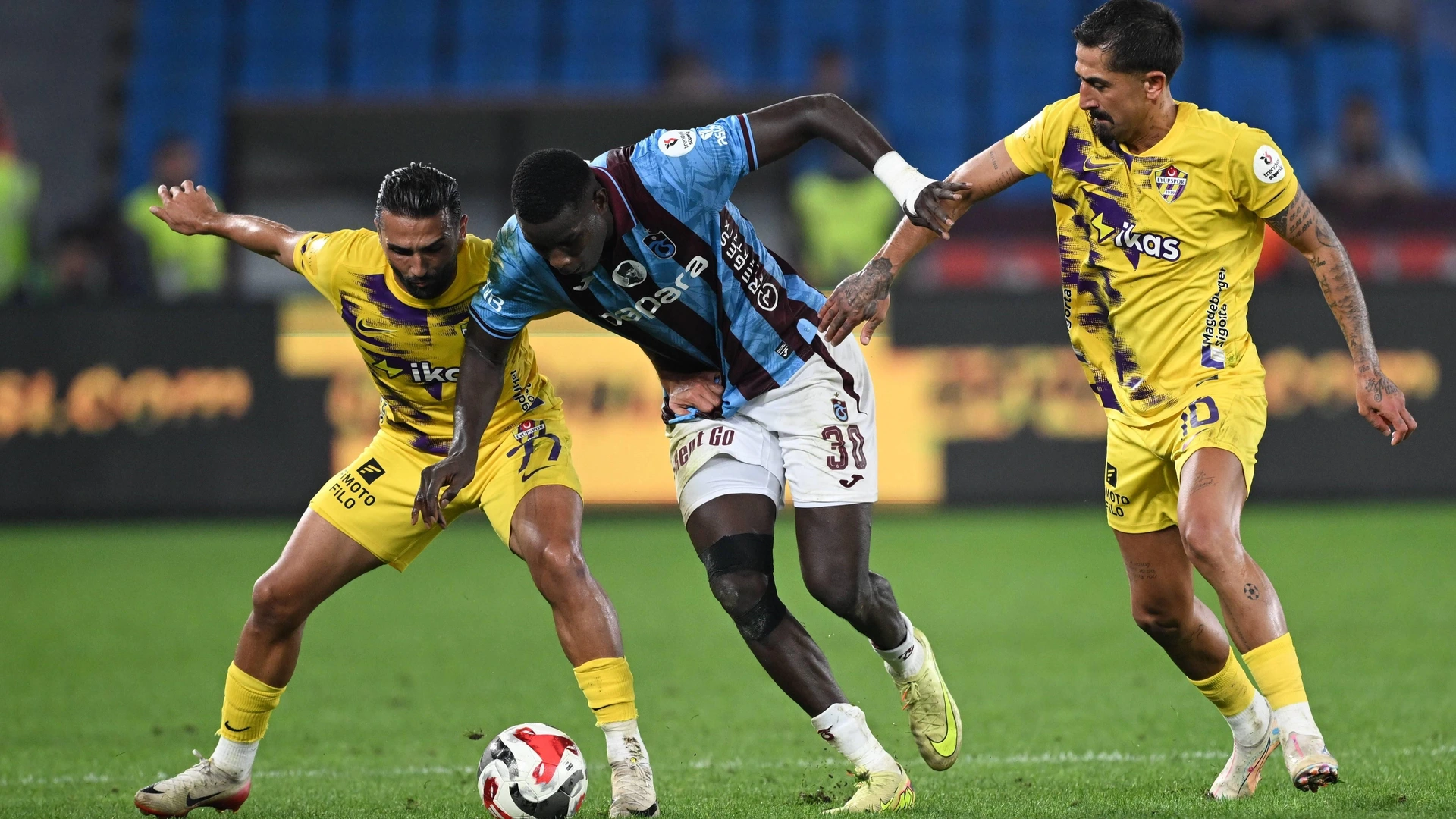 Turkish Super Lig Paul Onuachu of Trabzonspor and Kerem Demirbay R, Cengiz Umut Meras of Eyupspor compete during Turkish Super Lig 10th week match between Trabzonspor and ikas Eyupspor at Papara Park in Trabzon, Turkiye on October 25, 2025.