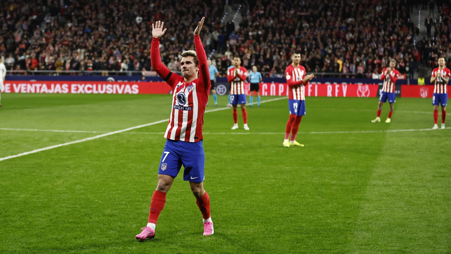 Last 16 of the Spain King Cup played between Atlеtico and Real Madrid. In this picture, homage to Griezmann before the start of the game.