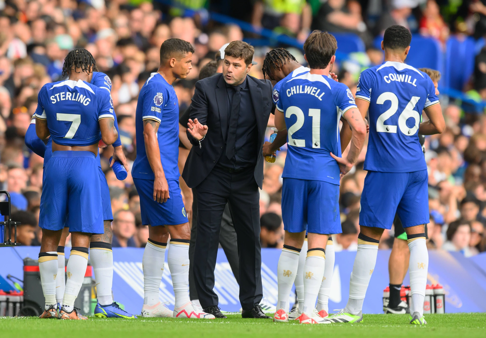 Chelsea v Liverpool - Premier League - Stamford Bridge Chelsea Manager Mauricio Pochettino talks to Thiago Silva and his Chelsea team during the Premier League match at Stamford Bridge. EDITORIAL USE ONLY No use with unauthorised audio, video, data, fixture lists, club league logos or live services. Online in-match use limited to 120 images, no video emulation. No use in betting, games or single club league player publications. PUBLICATIONxNOTxINxUKxIRL Copyright: xMarkxPainx 73355990