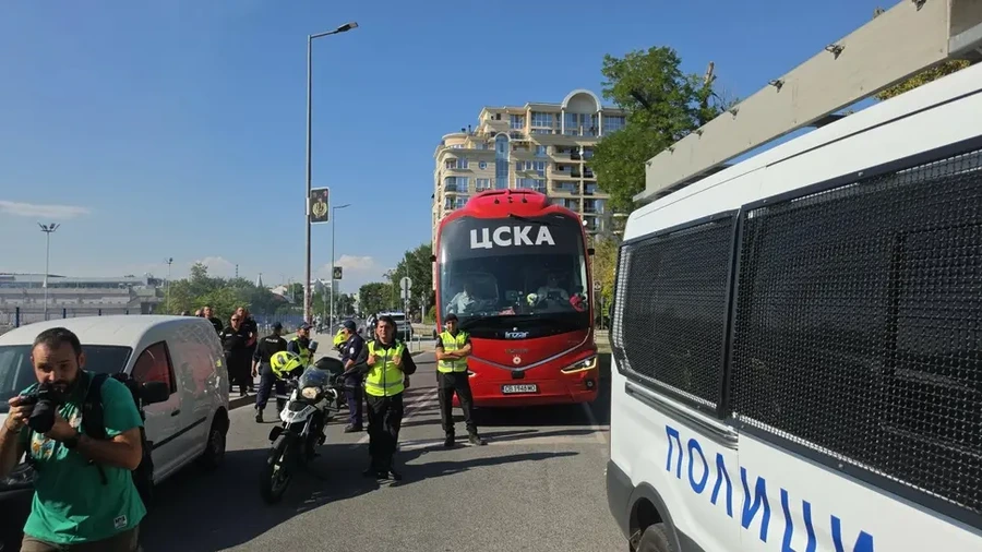 Протестиращи фенове на Локомотив блокираха автобуса на ЦСКА