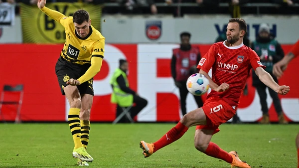 1 Bundesliga, Matchday 20 1 FC Heidenheim Borussia Dortmund on 02 02 24 at Voith Arena Dortmunds Thomas Meunier l and Heidenheims Benedikt Gimber fight for the ball