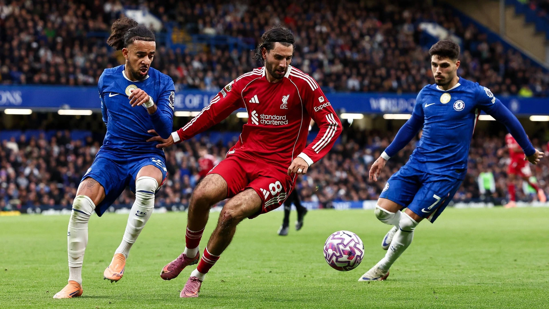 Chelsea v Liverpool Premier League 04/10/2025. Dominik Szoboszlai of Liverpool and Malo Gusto of Chelsea and Pedro Neto of Chelsea during the Premier League match between Chelsea and Liverpool at Stamford Bridge, London, England on 4 October 2025.