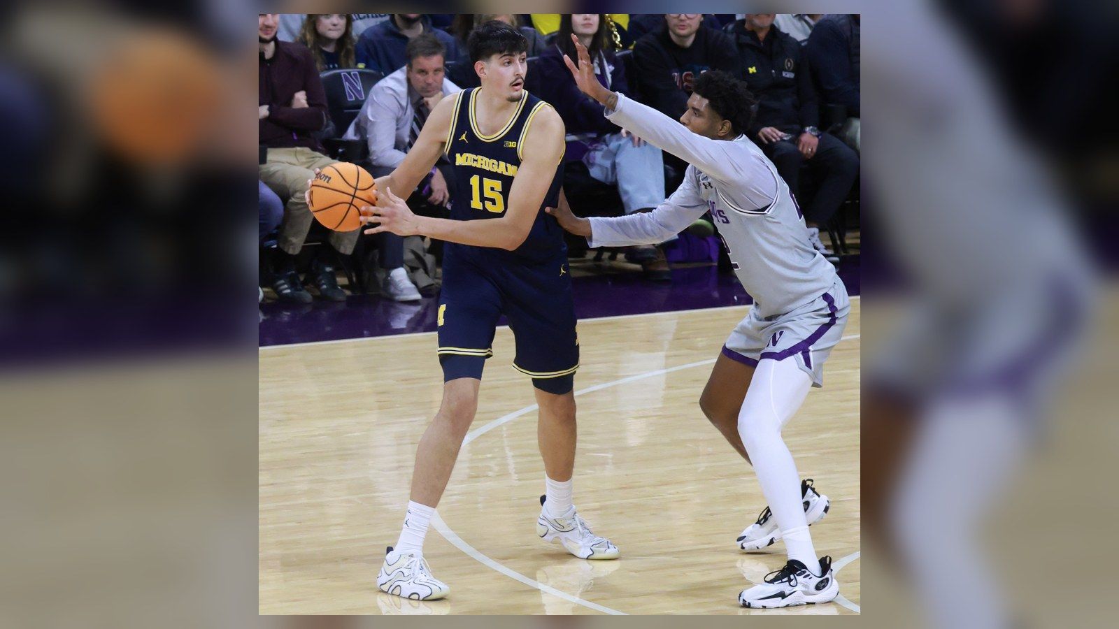 Адай Мара с екипа на Michigan Wolverines по време на баскетболен мач