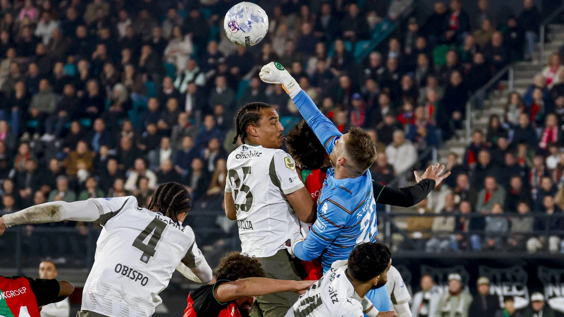 goalkeeper Jasper Cillessen of NEC Nijmegen and Kiliann Sildillia of PSV Eindhoven battle for the ball NEC Nijmegen v PSV Eindhoven, Dutch KNVB Beker, March 3, 2026, Nijmegen, Netherlands.