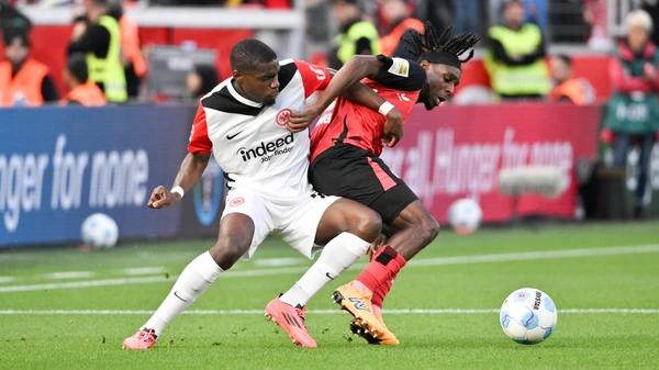 Niels Nkounkou Eintracht Frankfurt , Jeremie Frimpong Bayer 04 Leverkusen , v li 19 10 2024, Soccer 1 Bundesliga, Matchday 7, Season 2024 2025 Bayer 04 Leverkusen Eintracht Frankfurt 2 1 Leverkusen