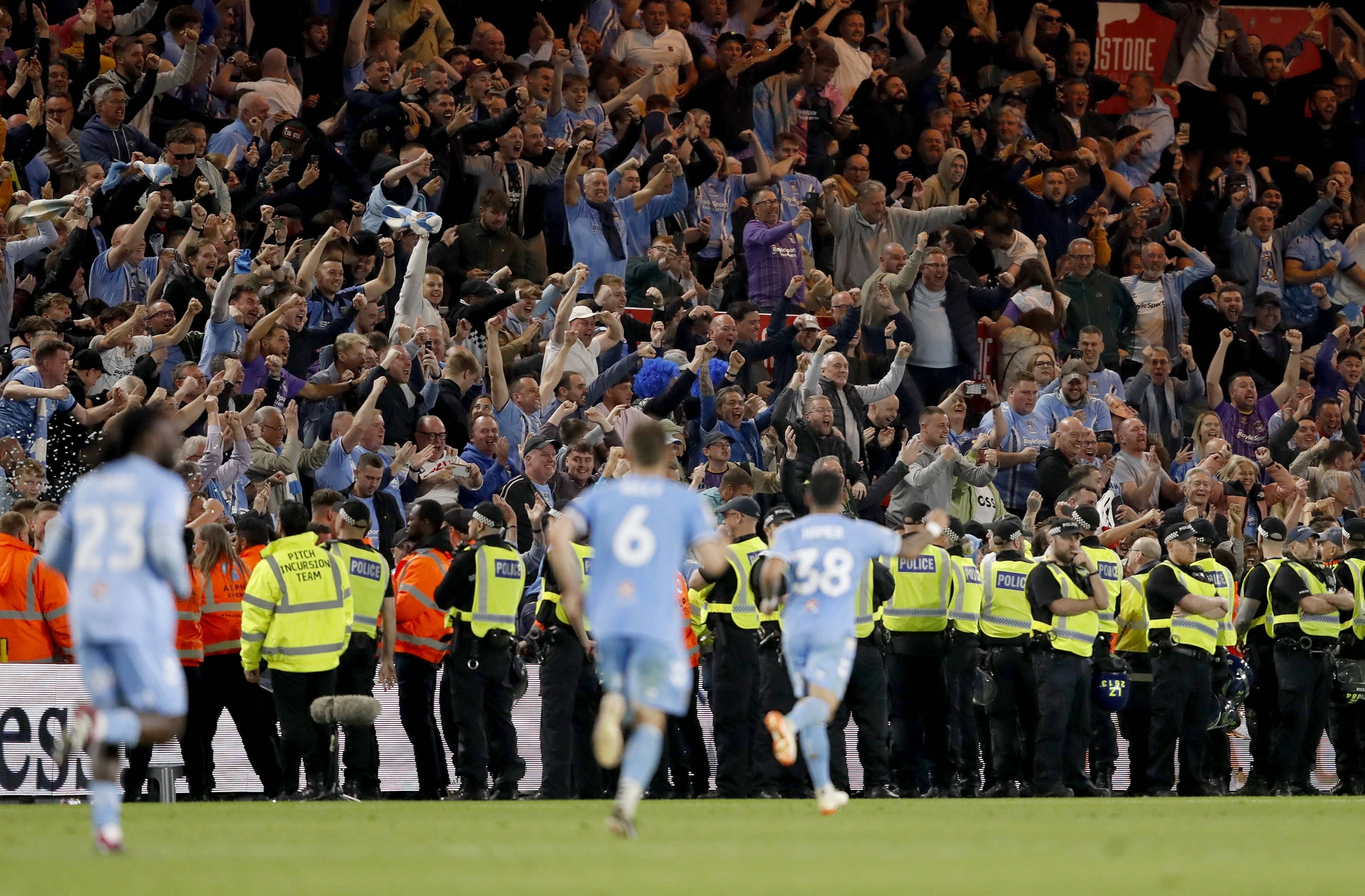 Middlesbrough v Coventry City - Sky Bet Championship - Play Off - Semi Final - Second Leg - Riverside Stadium Coventry City fans celebrate at full-time following the Sky Bet Championship play-off semi-final second leg match at Riverside Stadium, Middlesbrough. Picture date: Wednesday May 17, 2023. EDITORIAL USE ONLY No use with unauthorised audio, video, data, fixture lists, club league logos or live services. Online in-match use limited to 120 images, no video emulation. No use in betting, games or single club league player publications. PUBLICATIONxNOTxINxUKxIRL Copyright: xWillxMatthewsx 72295874