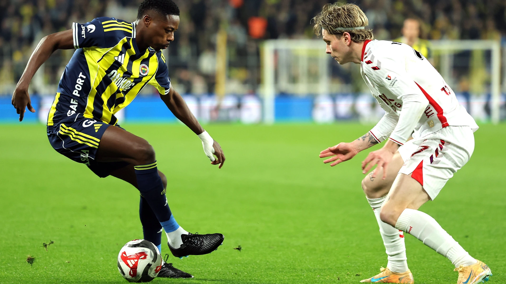 Anthony Musaba of Fenerbahce SK, Logi Tomasson of Samsunspor during the Super Lig match between Fenerbahce SK and Samsunspor on March 8, 2026 in Istanbul, Turkey.