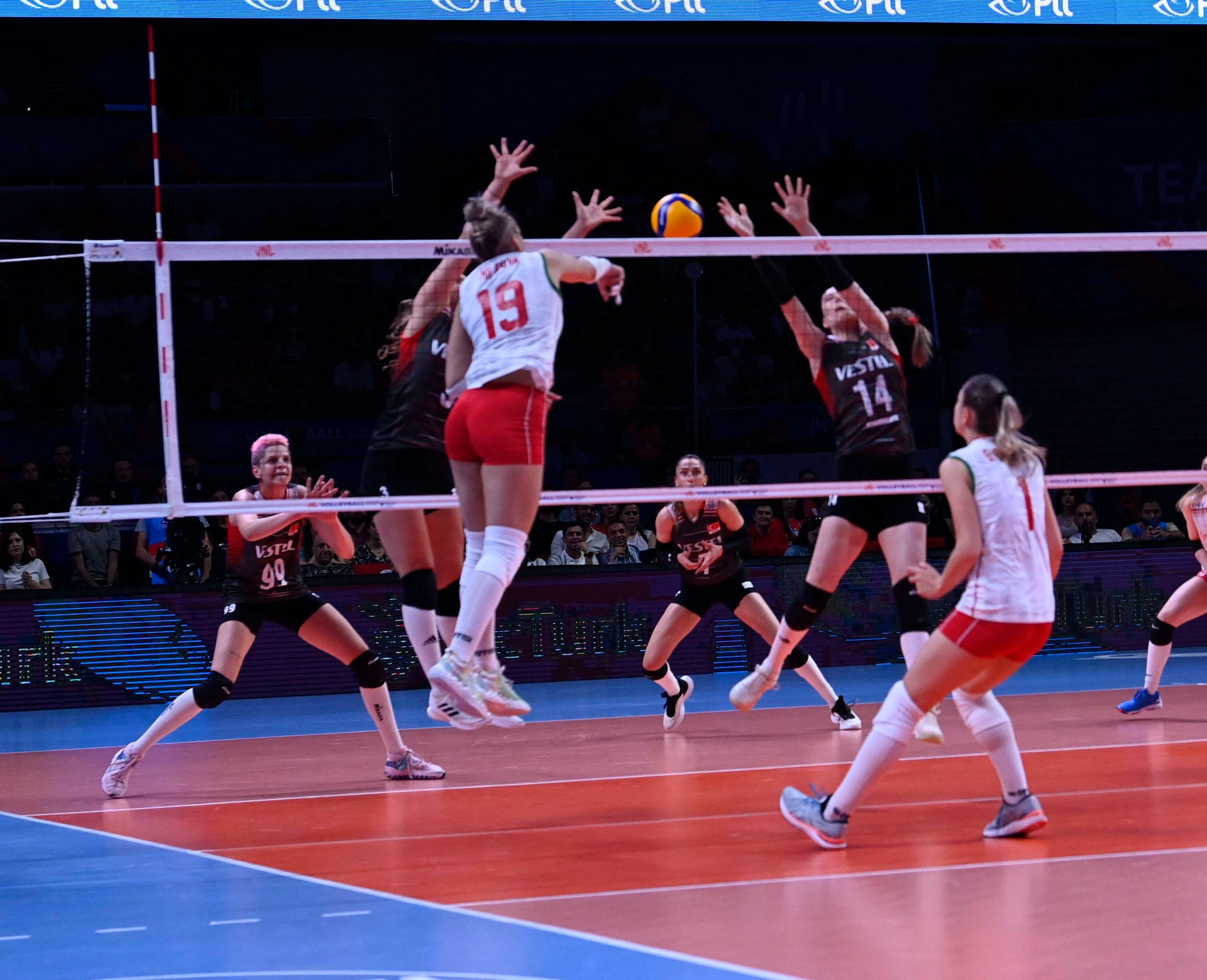Aleksandra Milanova 19 of Bulgaria Women and Eda Erdem Dundar 14 of Turkey Women during the FIVB Volleyball Women s National League pool 2 first week match between Bulgaria Women and Turkey Women at Ankara Sports Hall in Ankara, Turkey on June 04, 2022. ( Photo : Seskimphoto ) PUBLICATIONxNOTxINxTUR