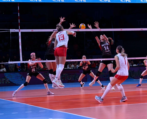 Aleksandra Milanova 19 of Bulgaria Women and Eda Erdem Dundar 14 of Turkey Women during the FIVB Volleyball Women s National League pool 2 first week match between Bulgaria Women and Turkey Women at Ankara Sports Hall in Ankara, Turkey on June 04, 2022. ( Photo : Seskimphoto ) PUBLICATIONxNOTxINxTUR
