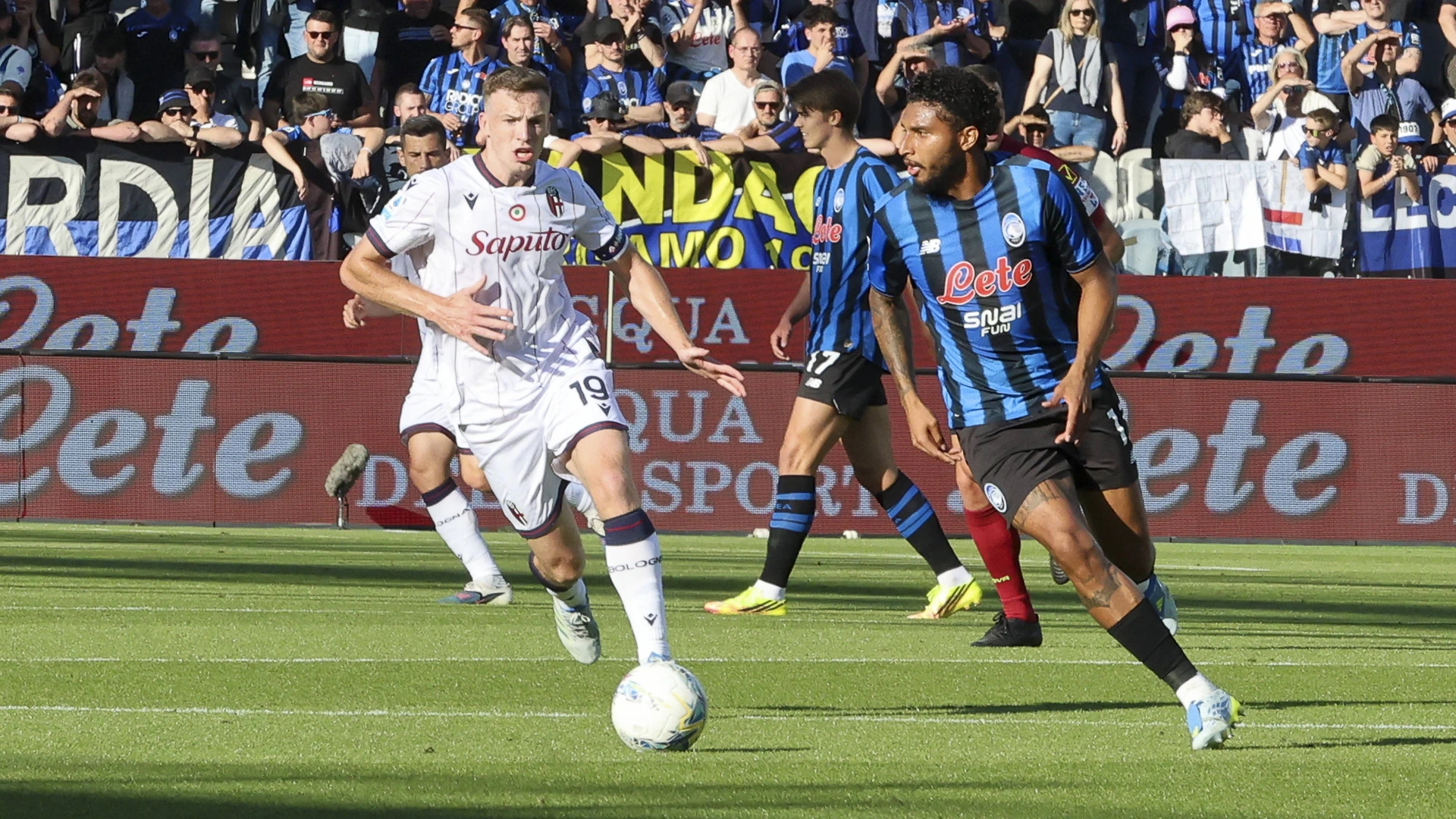 Atalanta BC v Bologna FC 1909 - Serie A Ederson of Atalanta BC competes for the ball with Lewis Ferguson of Bologna FC during the Atalanta BC vs Bologna FC, on May 17, 2026.