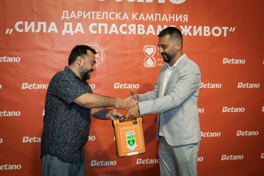 Betano дари нови 20 дефибрилатора за София