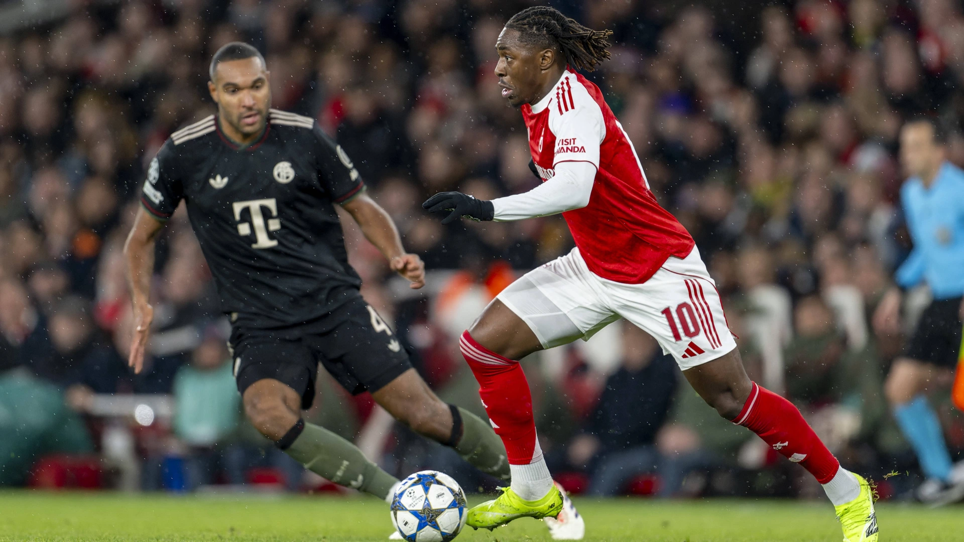 26 11 2025, Football UEFA Champions League 2025 2026 Preliminary Round 5 Matchday, FC Arsenal FC Bayern Munich, at the Emirates Stadium London England , Eberechi Eze FC Arsenal on the ball