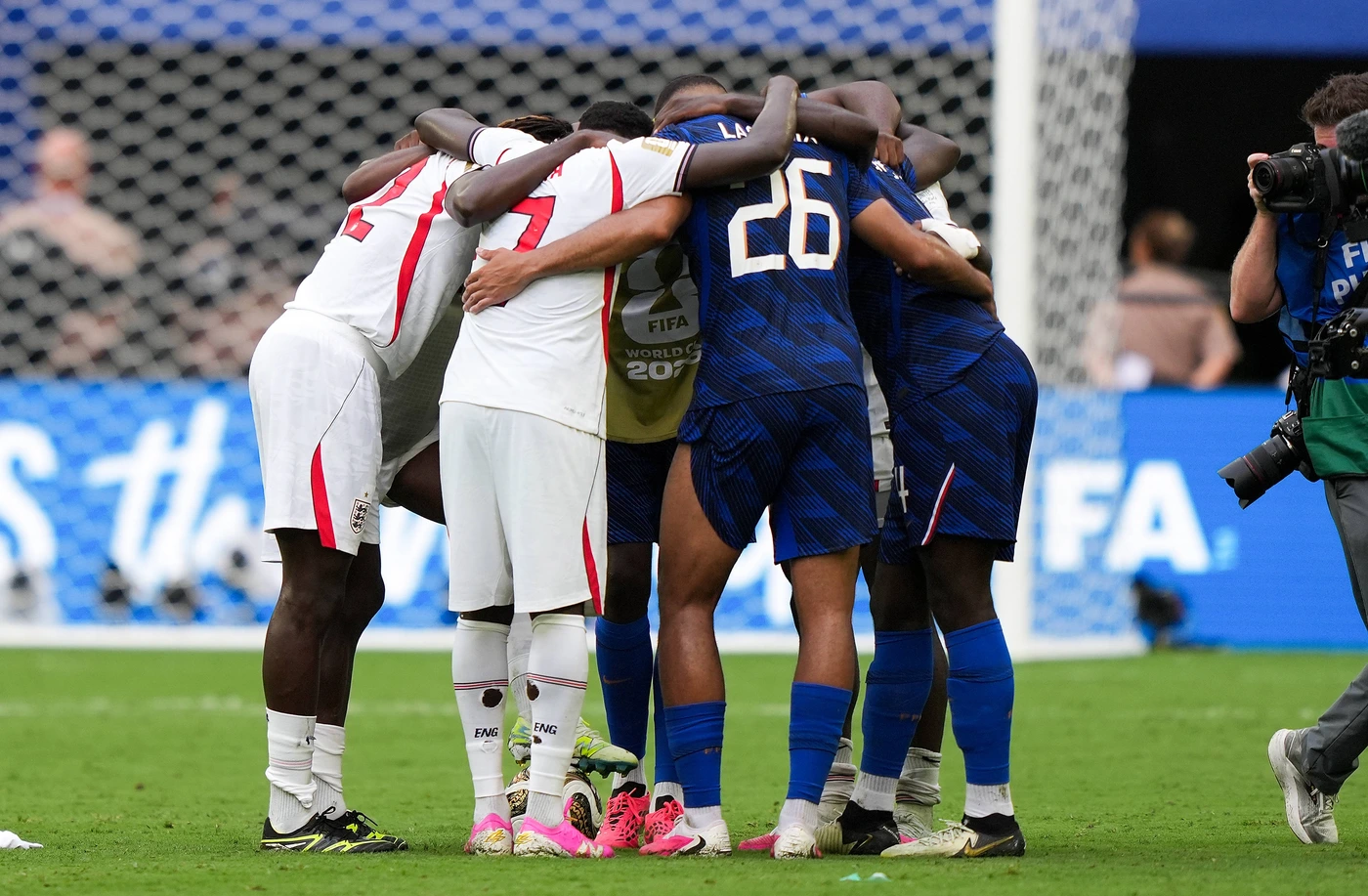 (260719) -- MIAMI, July 19, 2026 -- Players of England and France hug after the bronze final match between France and England at the 2026 FIFA World Cup, WM, Weltmeisterschaft, Fussball in Miami, t...