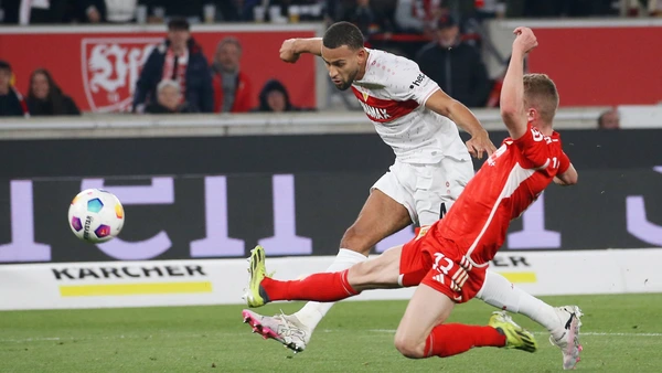 VfB Stuttgart vs 1 FC Union Berlin, f l Josha Vagnoman VfB , Andras Schäfer Berlin
