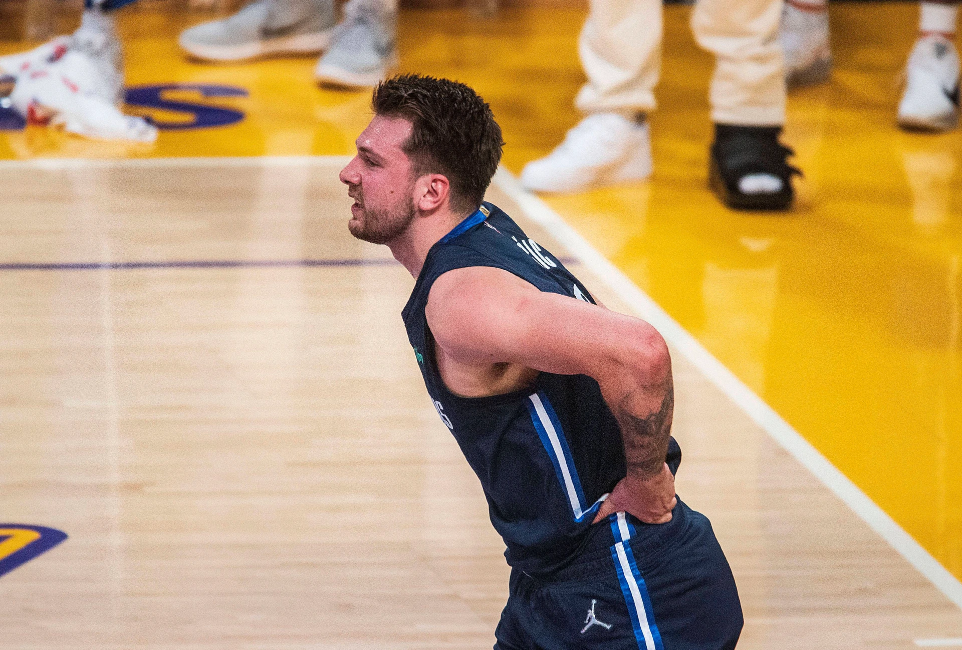 March 1, 2022, Los Angeles, California, USA: Luka Doncic 77 of the Dallas Mavericks hurts his back as he went for a layup during their NBA, Basketball Herren, USA game against the Los Angeles Lakers on Tuesday March 1, 2022 at Crypto.com Arena in Los Angeles, California. Lakers lose to Mavericks, 104-109. PI Los Angeles USA - ZUMAp124 20220301_zaa_p124_003 Copyright: xJAVIERxROJASx