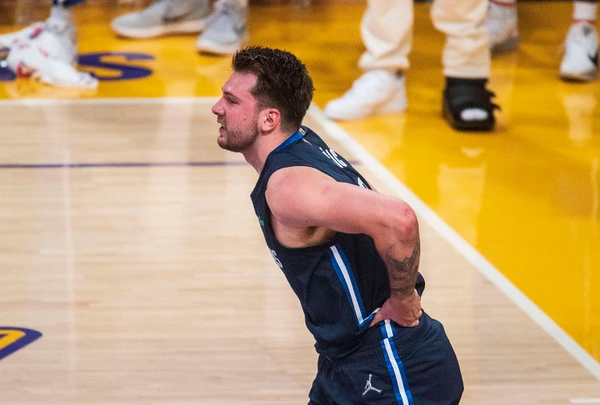 March 1, 2022, Los Angeles, California, USA: Luka Doncic 77 of the Dallas Mavericks hurts his back as he went for a layup during their NBA, Basketball Herren, USA game against the Los Angeles Lakers on Tuesday March 1, 2022 at Crypto.com Arena in Los Angeles, California. Lakers lose to Mavericks, 104-109. PI Los Angeles USA - ZUMAp124 20220301_zaa_p124_003 Copyright: xJAVIERxROJASx