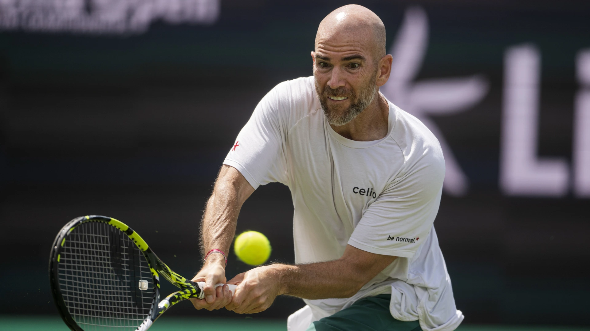 Адриан Манарино. Libema Open Adrian Mannarino of France plays a backhand shot against Gabriel Diallo of Canada during their ATP, Tennis Herren Singles First Round match at the Libema Open at s-Hertogenbosch in s-Hertogenbosch, Netherlands, on June 9, 2026.