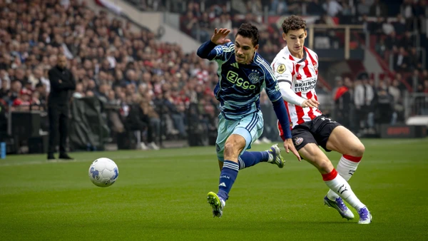 AFC Ajax defender Lucas Rosa, PSV Eindhoven Ruben van Bommel during the match PSV Eindhoven vs AFC Ajax Amsterdam at the Philips stadium for the Dutch Vriendenloterij Eredivisie season 2025-2026 in EINDHOVEN, Netherlands on 21 september 2025