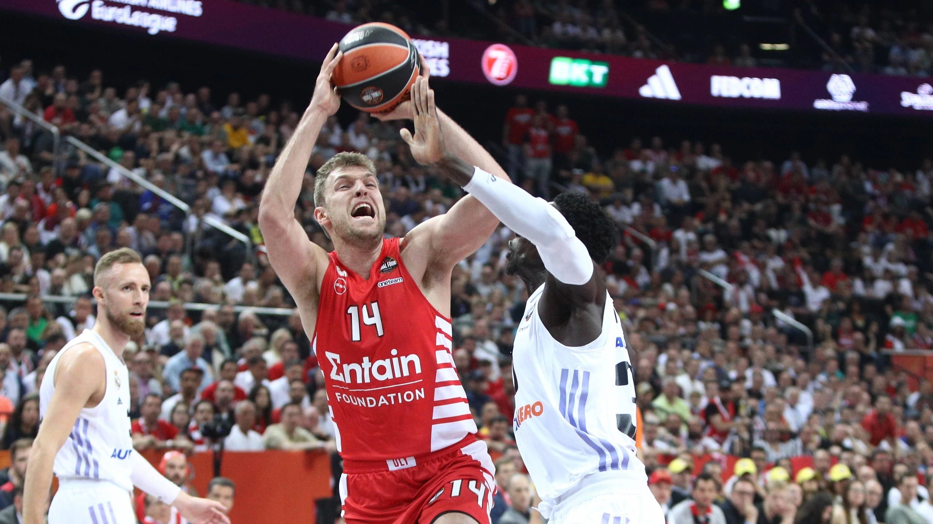 Basketball Euroleague Final 4 Season 2022 2023 Zalgirio Arena Kaunas, 21 05 2023 Olympiakos Piraeus Real Madrid Sasha Vezenkov L, Piraeus throws against Eli Ndiaye R, Madrid Olympiakos Piraeus Real Madrid
