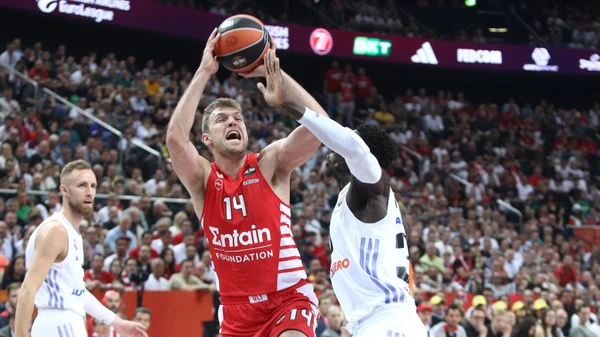 Basketball Euroleague Final 4 Season 2022 2023 Zalgirio Arena Kaunas, 21 05 2023 Olympiakos Piraeus Real Madrid Sasha Vezenkov L, Piraeus throws against Eli Ndiaye R, Madrid Olympiakos Piraeus Real Madrid