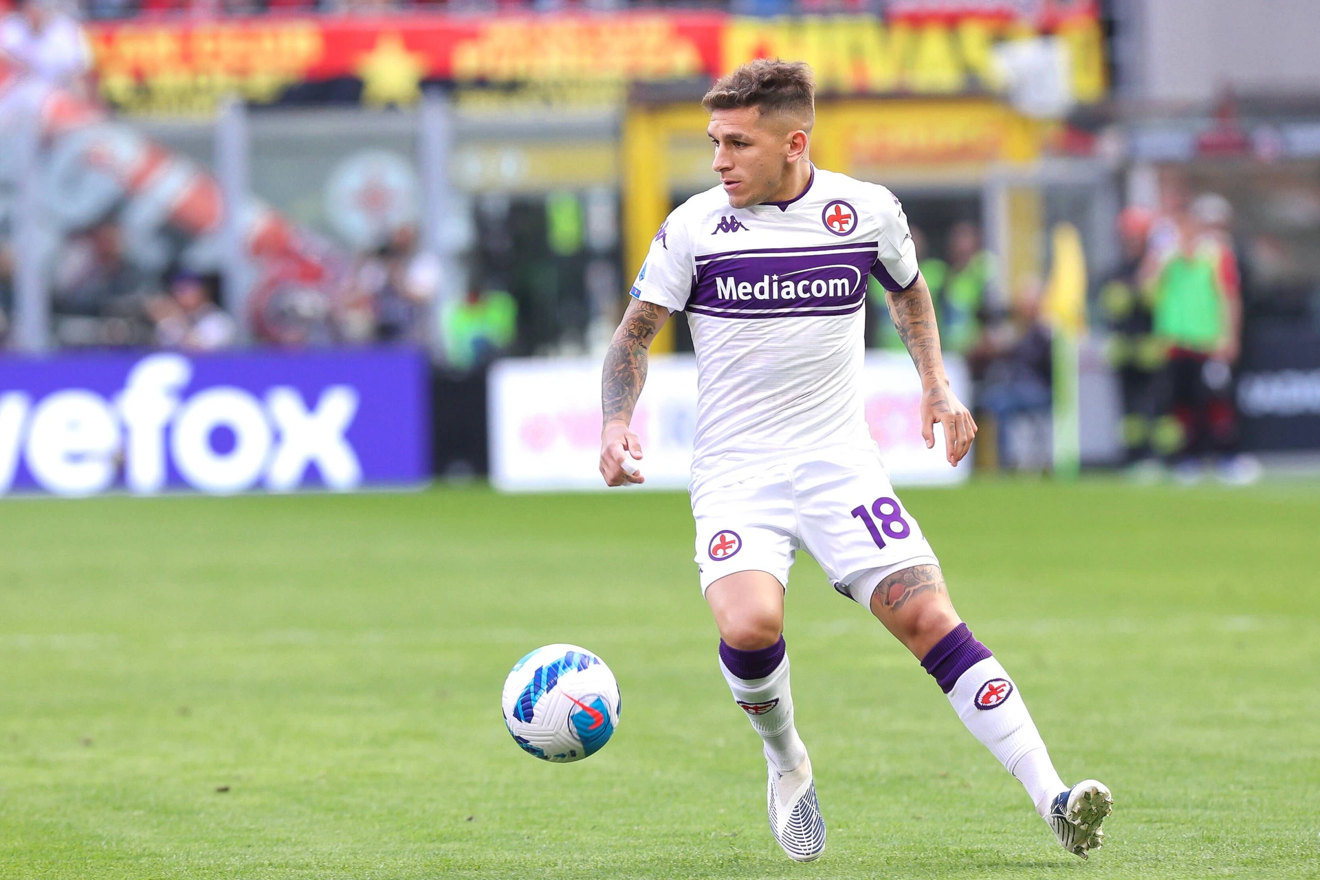AC Milan vs Fiorentina, Serie A 2021-2022 day 35 at San Siro stadium Italy, Milan, may 1 2022: Lucas Torreira (Fiorentina midfielder) dribbles in front court in the second half during football match AC MILAN vs FIORENTINA, Serie A 2021-2022 day35 San Siro stadium Milan Italy Copyright: FabrizioxAndreaxBertani