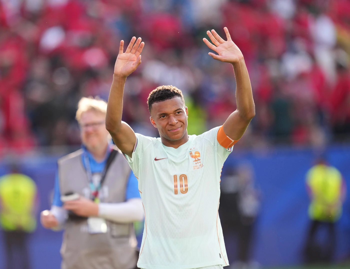 France v Morocco - FIFA World Cup, WM, Weltmeisterschaft, Fussball 2026 - Quarter Final FOXBOROUGH, USA - JULY 9: Kylian Mbappe (10) of France celebrates the victory and greets the supporters after...