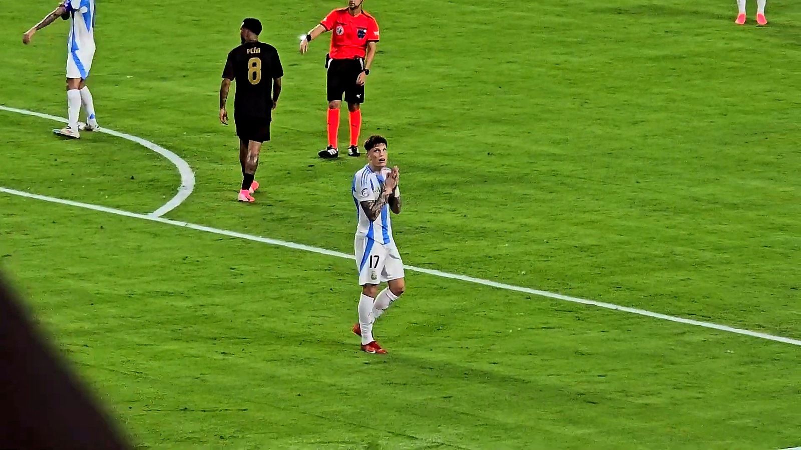 Астън Вила започна преговори за Алехандро Гарначо