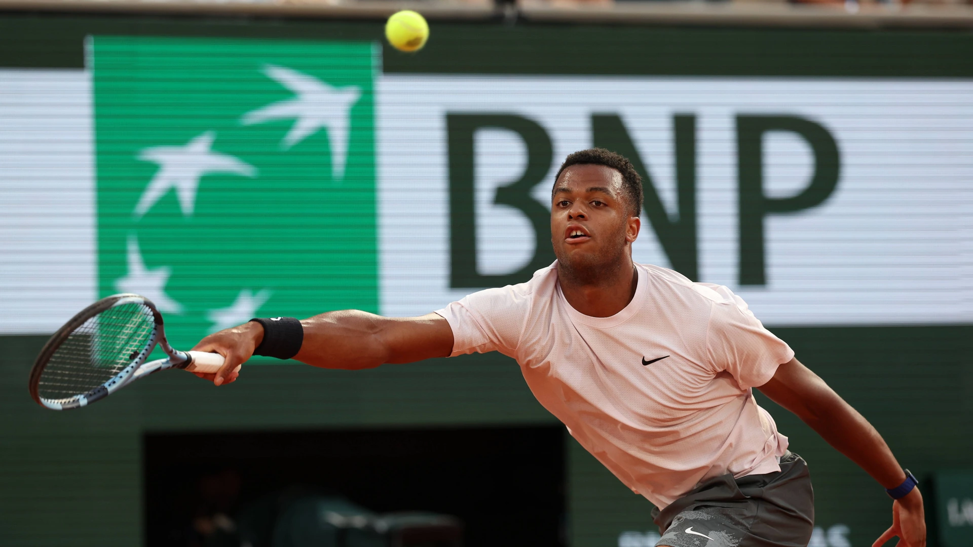 Джовани Перикар. Giovanni MPETSHI PERRICAR FRA vs Novak DJOKOVIC SRB. Roland Garros French Open tennis tournament, in Paris, France, on 24 May 2026.
