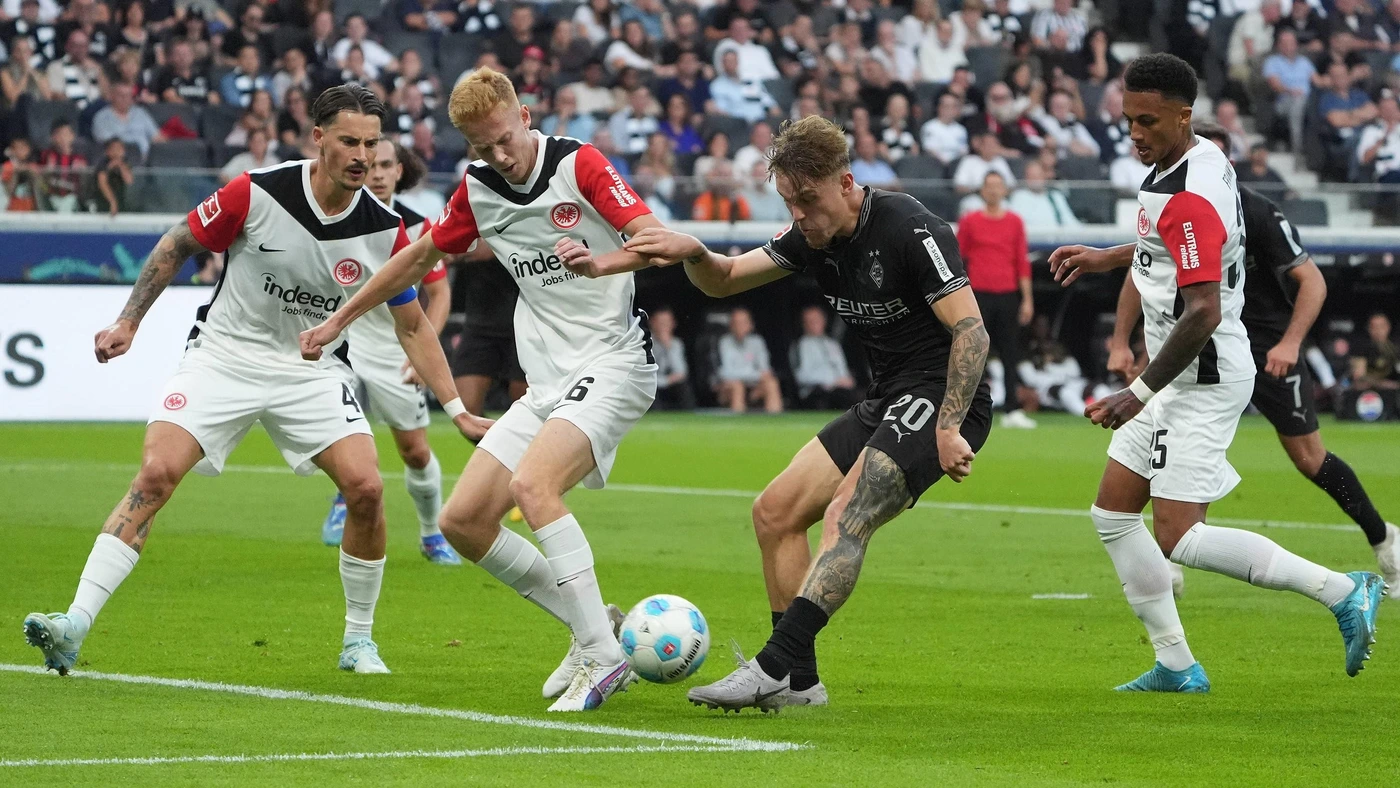 Hugo Larsson Eintracht Frankfurt, 16 blocks the shot of Luca Netz Borussia Mönchengladbach Frankfurt 21 09 2024