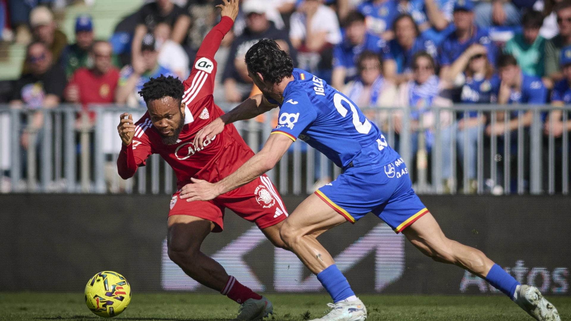 Getafe CFs Juan Iglesias R and Sevilla FC s Chidera Ejuke during La Liga match. February 22 ,2026.