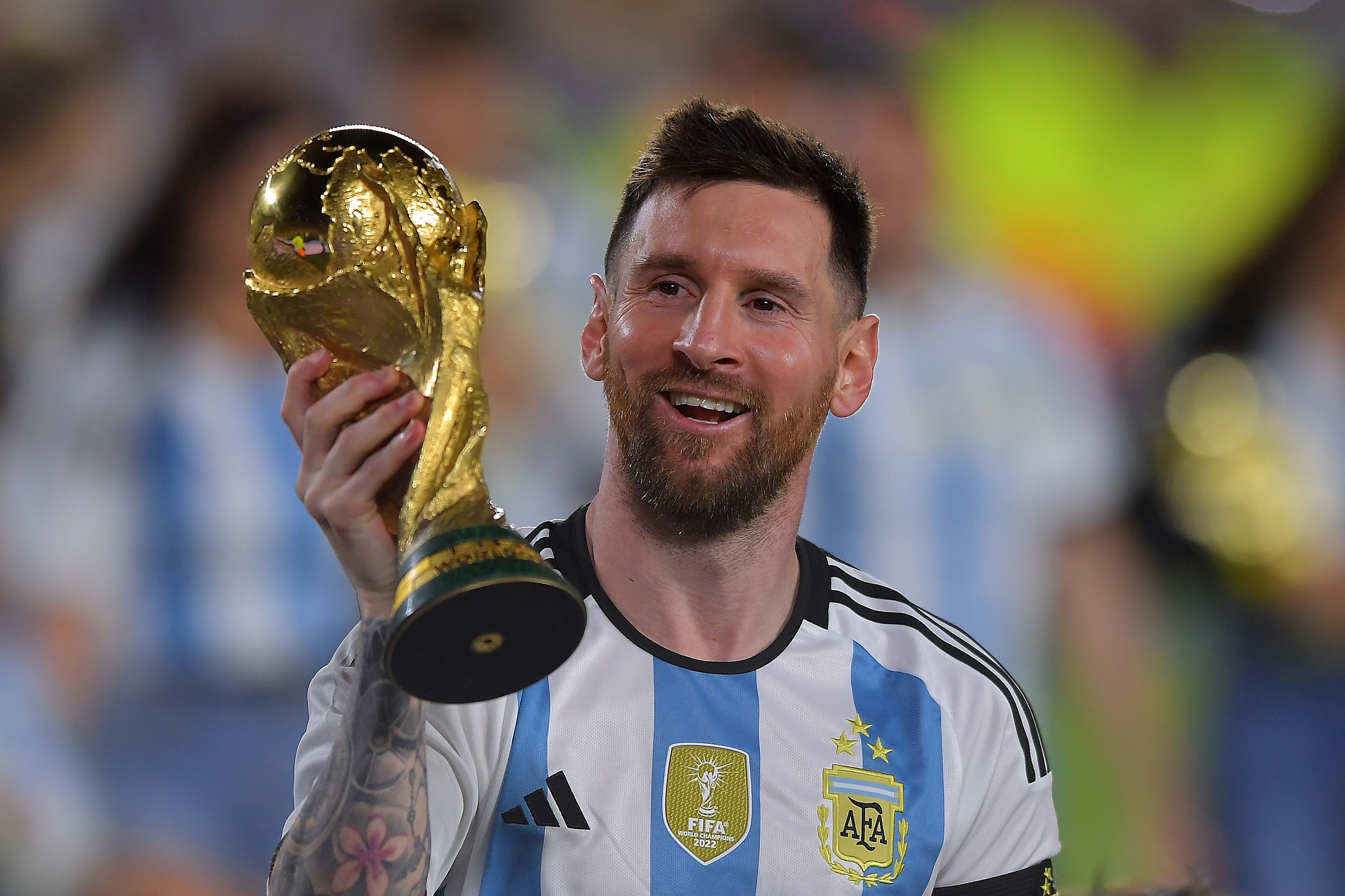 ¡Lionel Messi muestra la Copa del Mundo a los fans de Argentina! 🏆🇦🇷🔥
