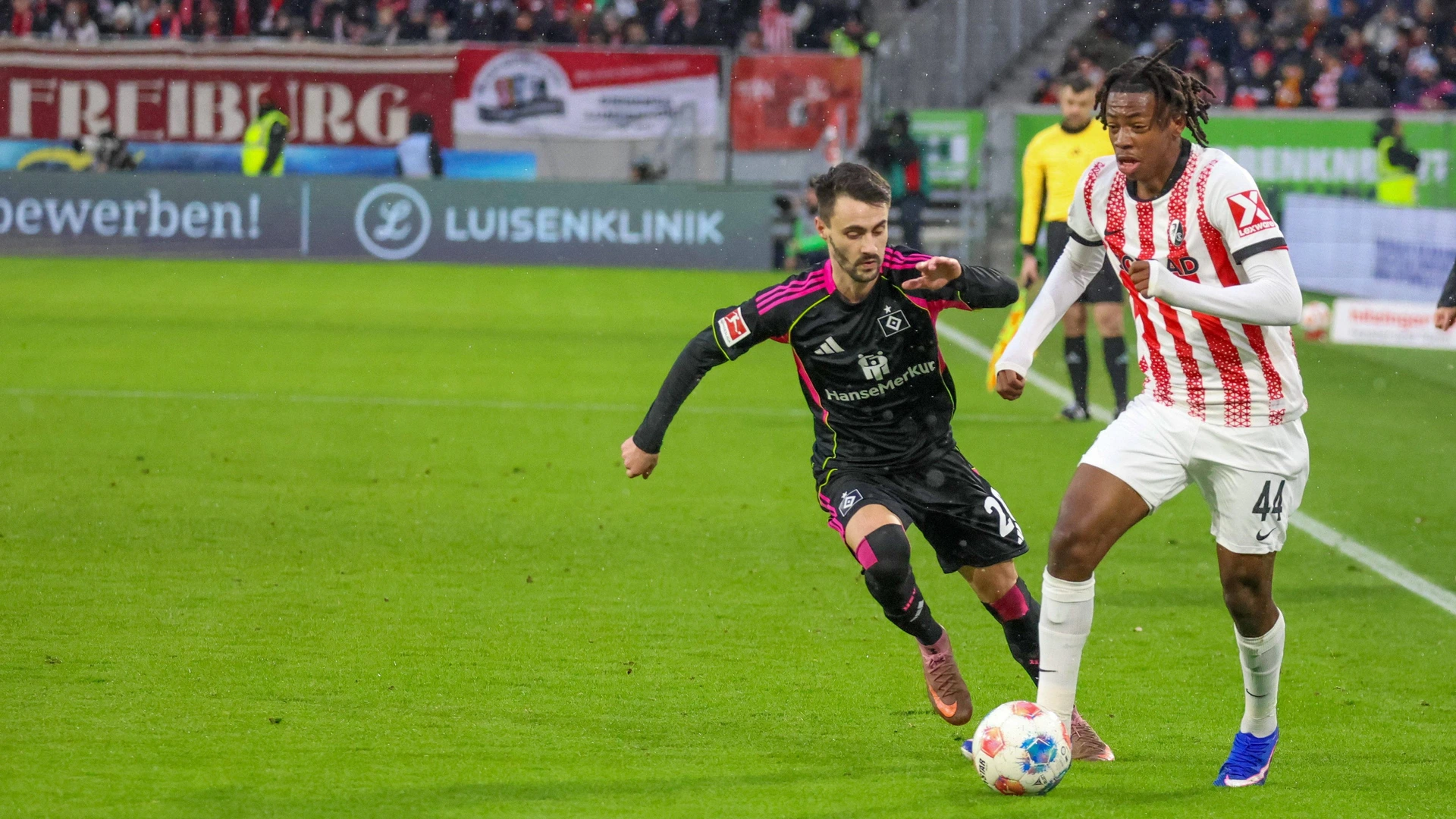 Freiburg, Deutschland 10. Januar 2026: 1. BL - 2025/2026 - SC Freiburg vs. Hamburger SV Im Bild: v. li. im Zweikampf Fabio Vieira HSV und Johan Manzambi SCF /