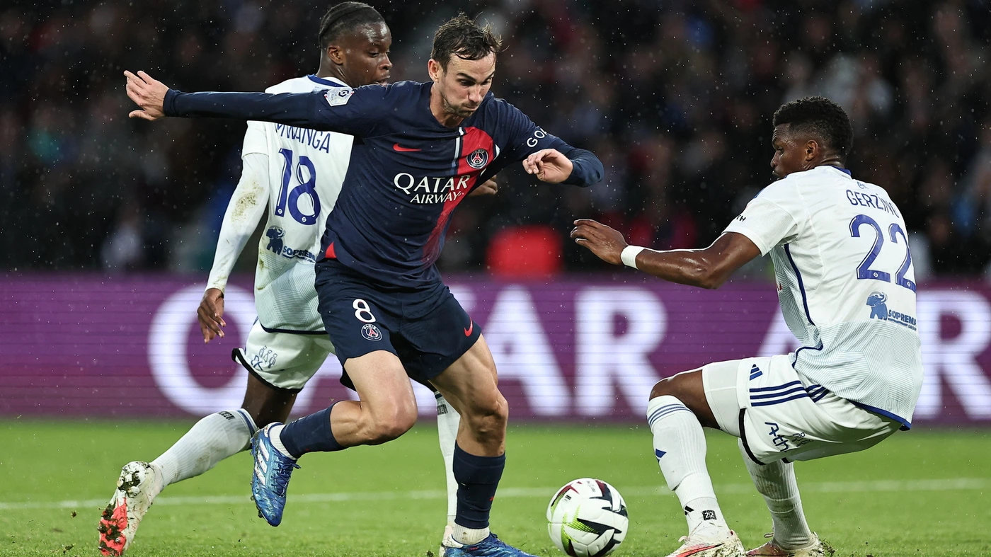 Fabian Ruiz fights for the ball with Strasbourg's French defender #18 Junior Mwanga (L) and Strasbourg's French defender #22 Gerzino Nyamsi during the French L1 between PSG and Strasbourg October 21, 2023